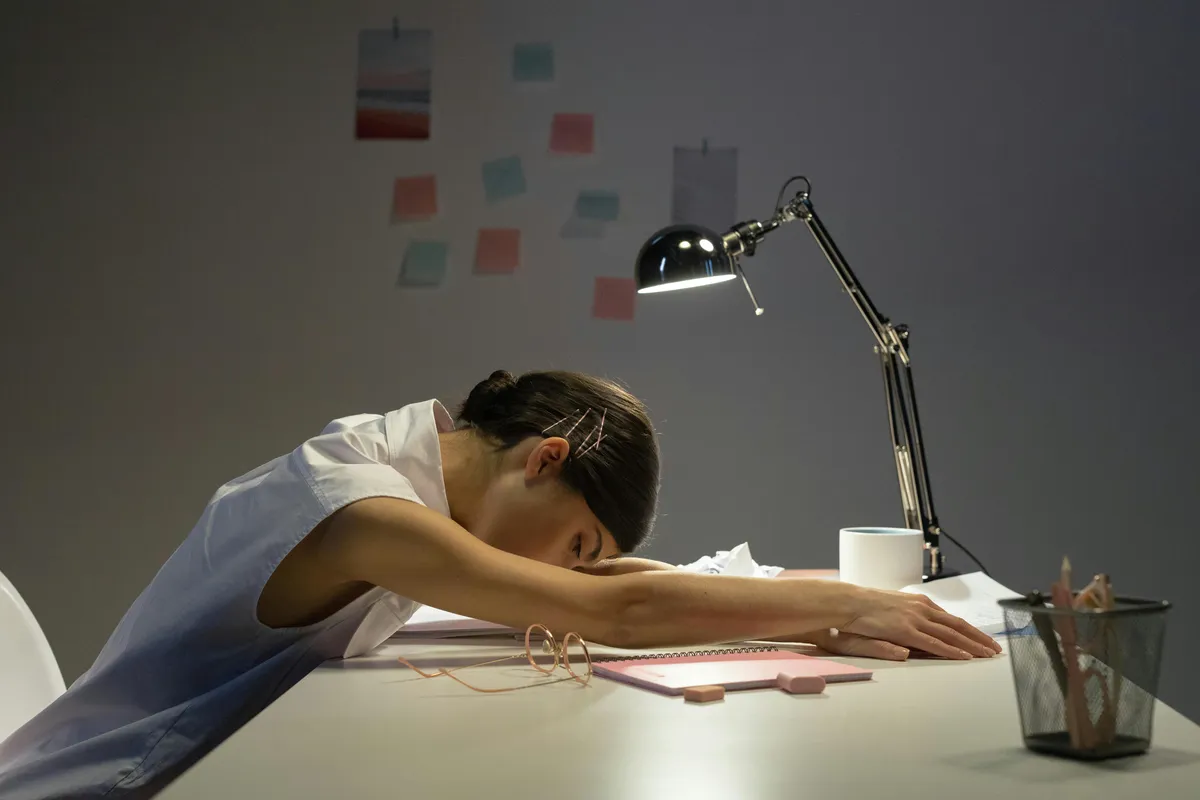 Why You Feel Drained Even After a Weekend: How Hypnosis Helps Reset Chronic Work Burnout