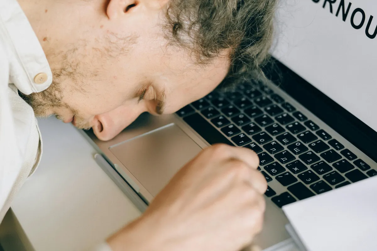Dopamine Burnout: How Professional Live Hypnosis Helps Reset Motivation in a High-Stimulation World