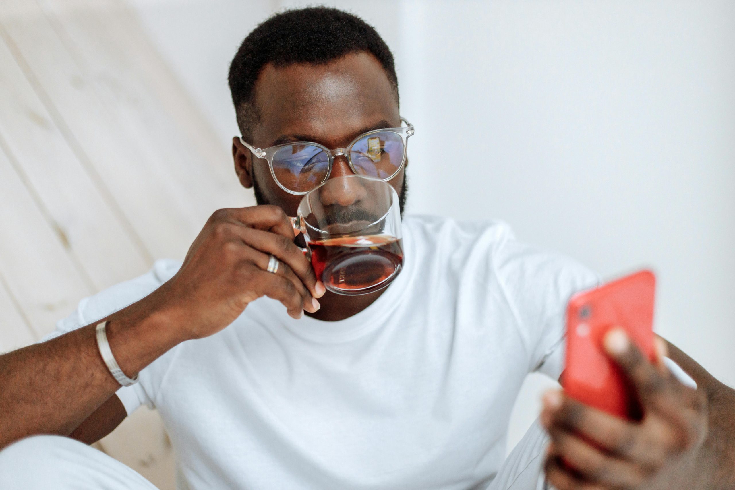 Digital Detox for the Mind: How Hypnosis Helps You Break Free from Screen Addiction